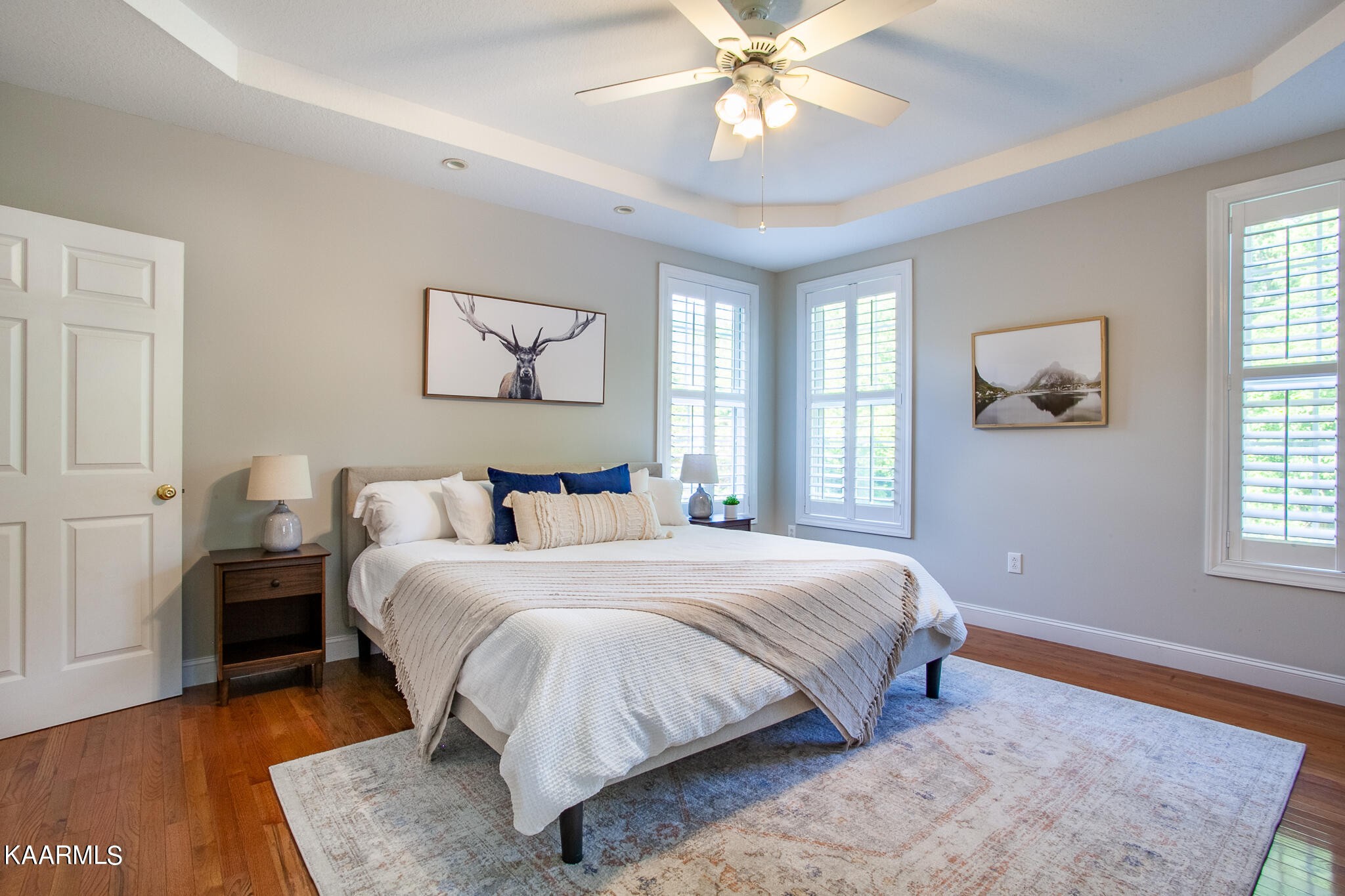 610 Dry Valley Road Townsend, TN 37882 - Photo 19 of 37 a bedroom with a large bed and a window