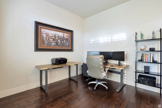 577 South Ridge Top Lane East North Salt Lake, UT 84054 - Photo 21 of 57 Private executive office offering flexibility for work, study, or creative space.