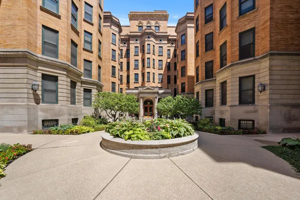 $220,000 | 550 West Surf Street, Unit 319, Chicago, IL 60657