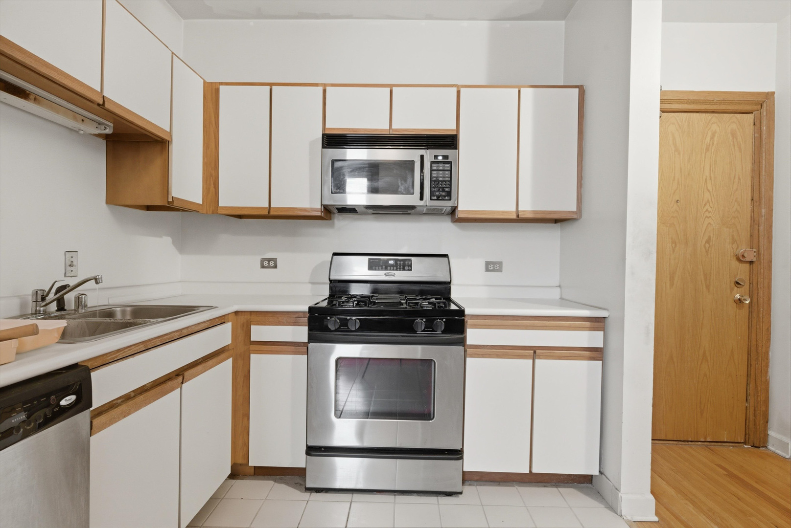 550 West Surf Street, Unit 319 Chicago, IL 60657 - Photo 4 of 17
