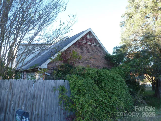 a view of house with backyard and trees