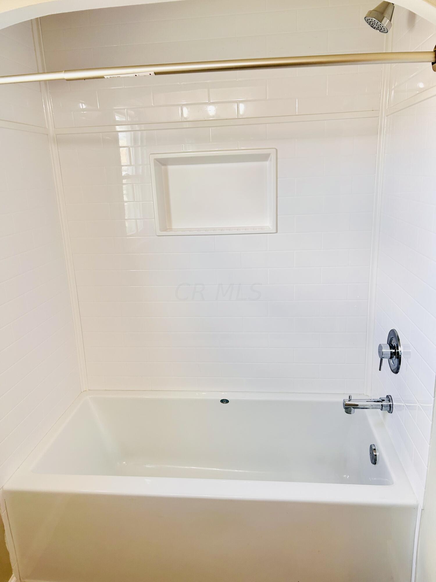 754 South James Road Columbus, OH 43227 - Photo 24 of 37 Full bath