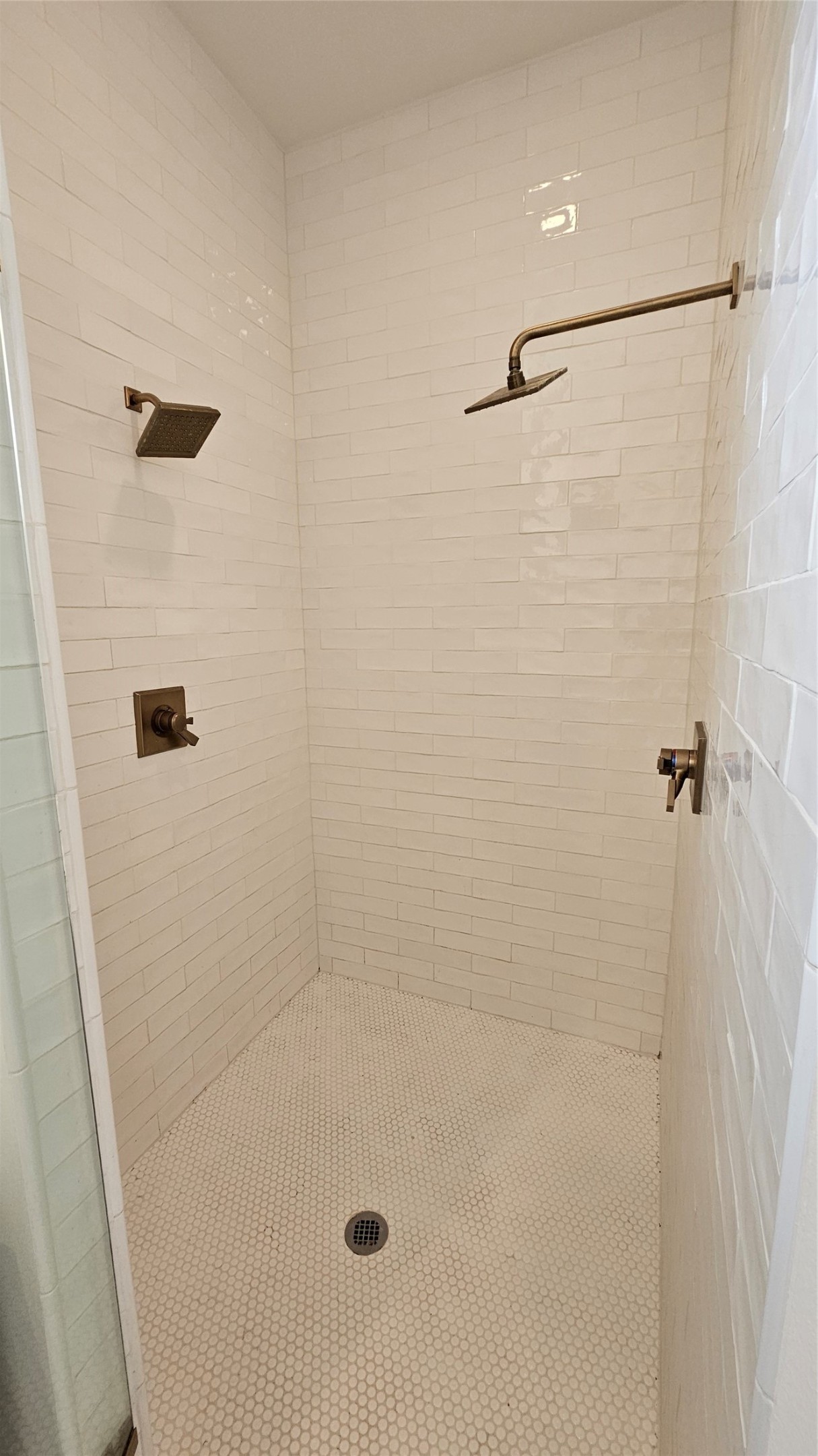 902 West 23rd Street, Unit I Houston, TX 77008 - Photo 11 of 36 a bathroom with a shower