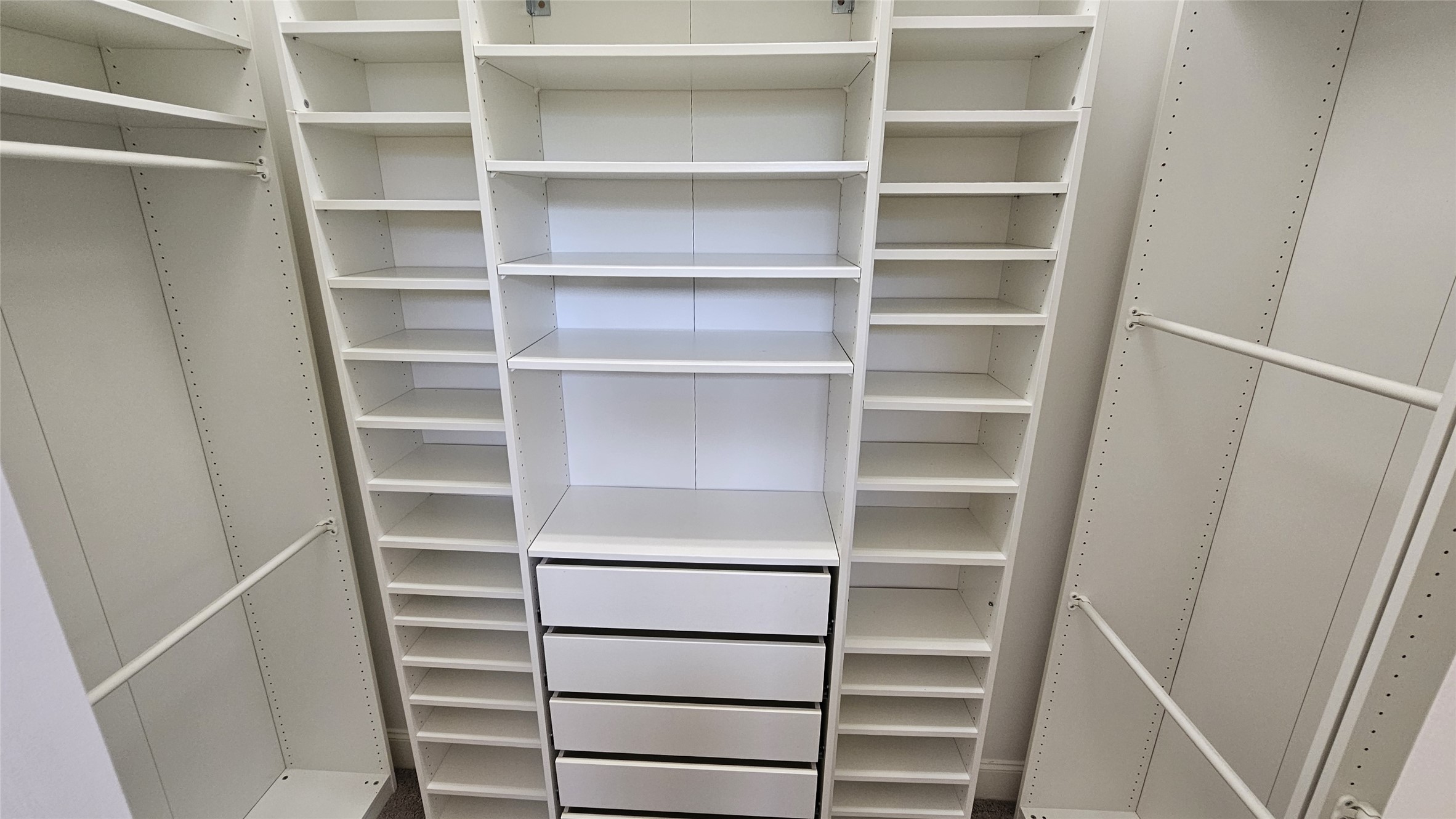 902 West 23rd Street, Unit I Houston, TX 77008 - Photo 12 of 36 a view of walk in closet with empty racks