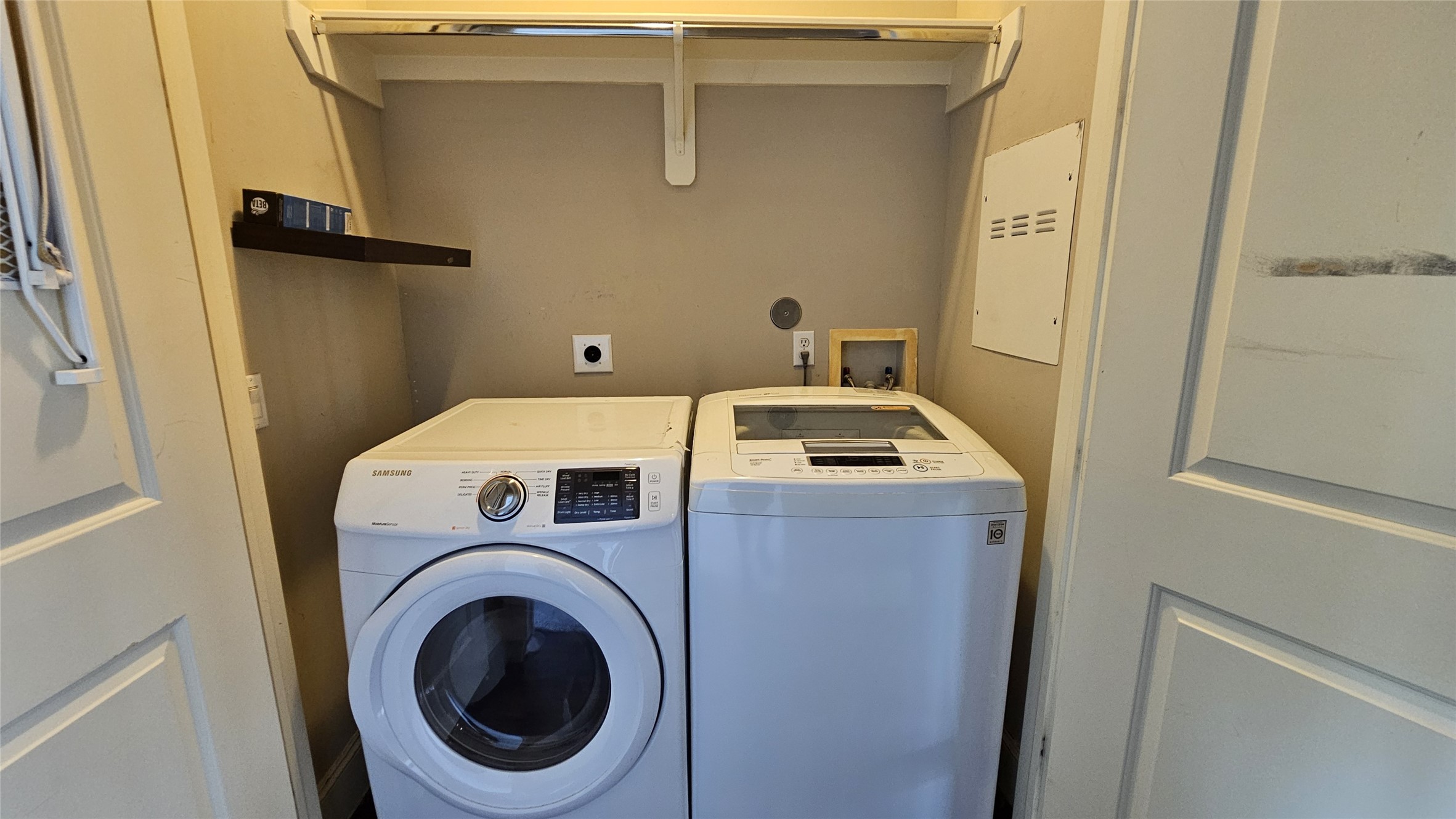 902 West 23rd Street, Unit I Houston, TX 77008 - Photo 13 of 36 Utility closet on 2nd floor with washer/dryer included.