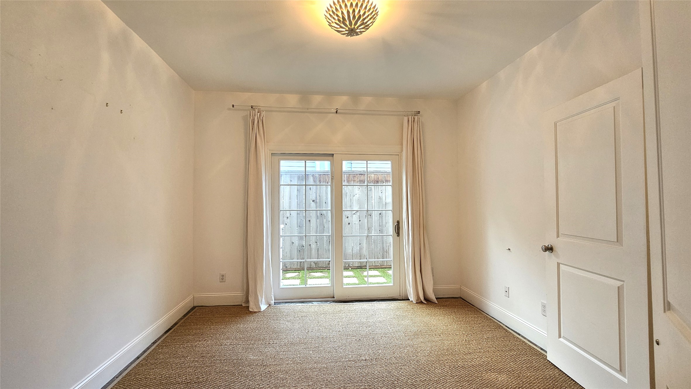 902 West 23rd Street, Unit I Houston, TX 77008 - Photo 16 of 36 a view of an empty room with a window