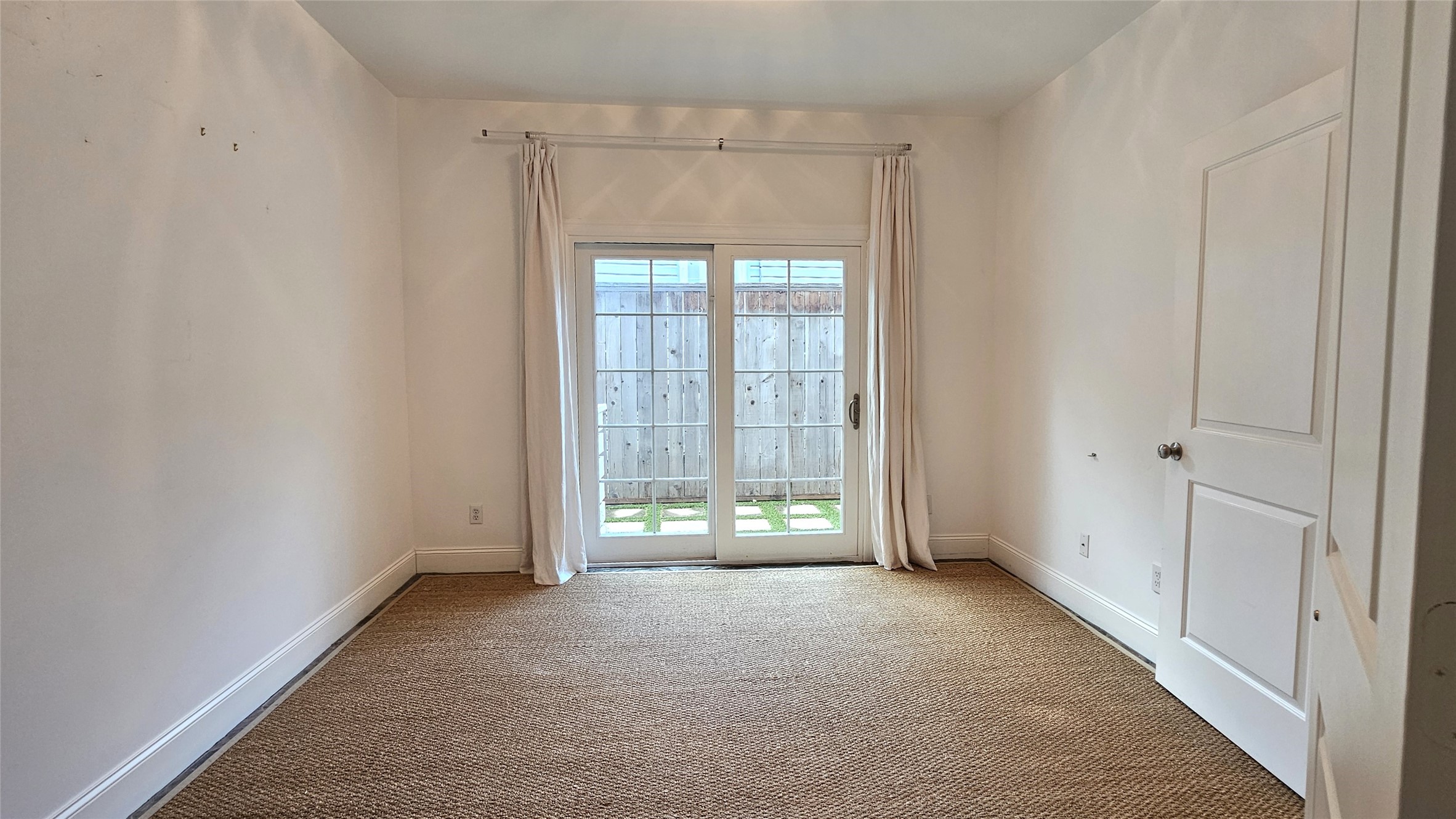 902 West 23rd Street, Unit I Houston, TX 77008 - Photo 17 of 36 2nd Bedroom with access to private patio on 1st floor.