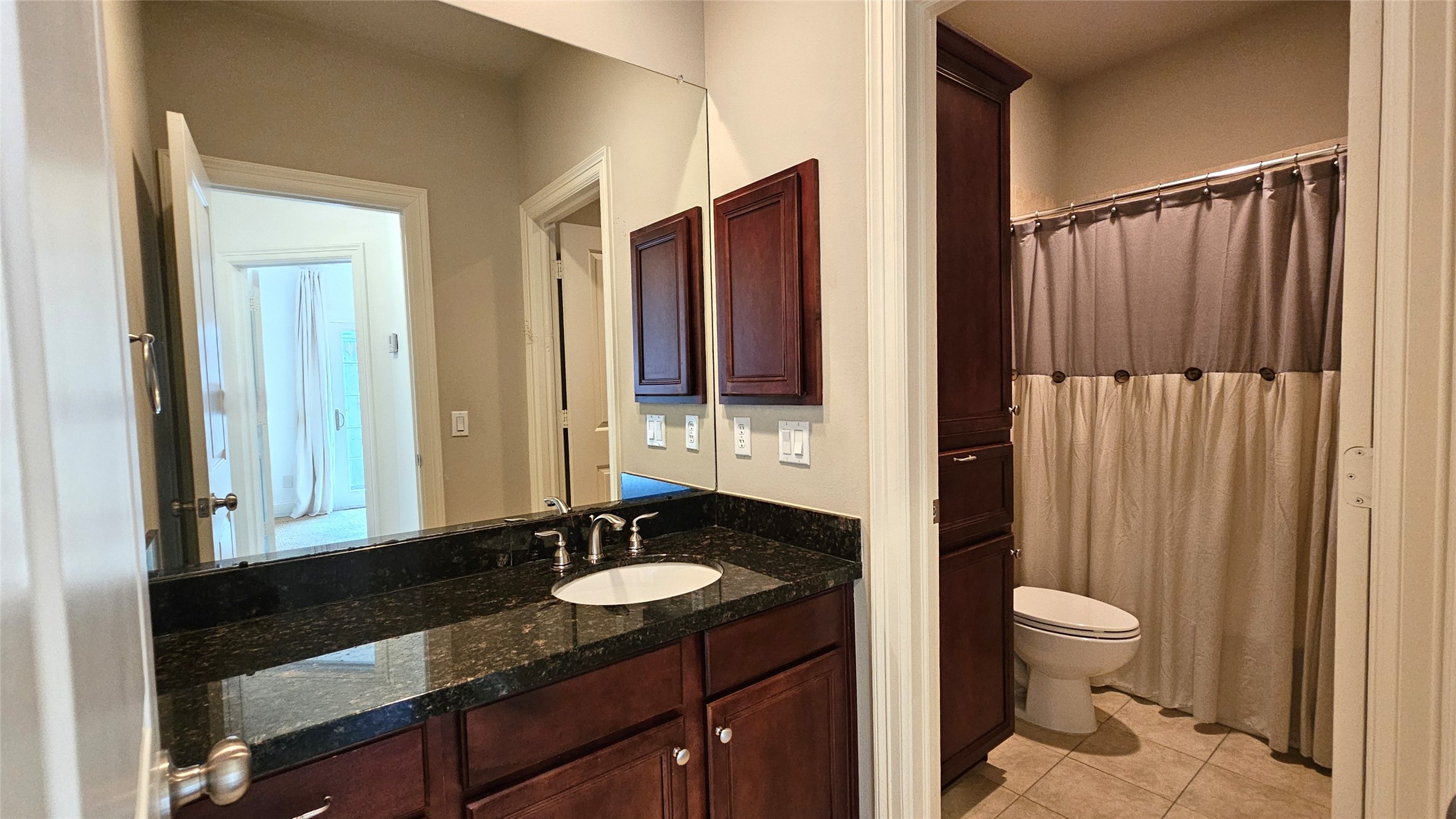 902 West 23rd Street, Unit I Houston, TX 77008 - Photo 22 of 36 a bathroom with a granite countertop sink and a mirror