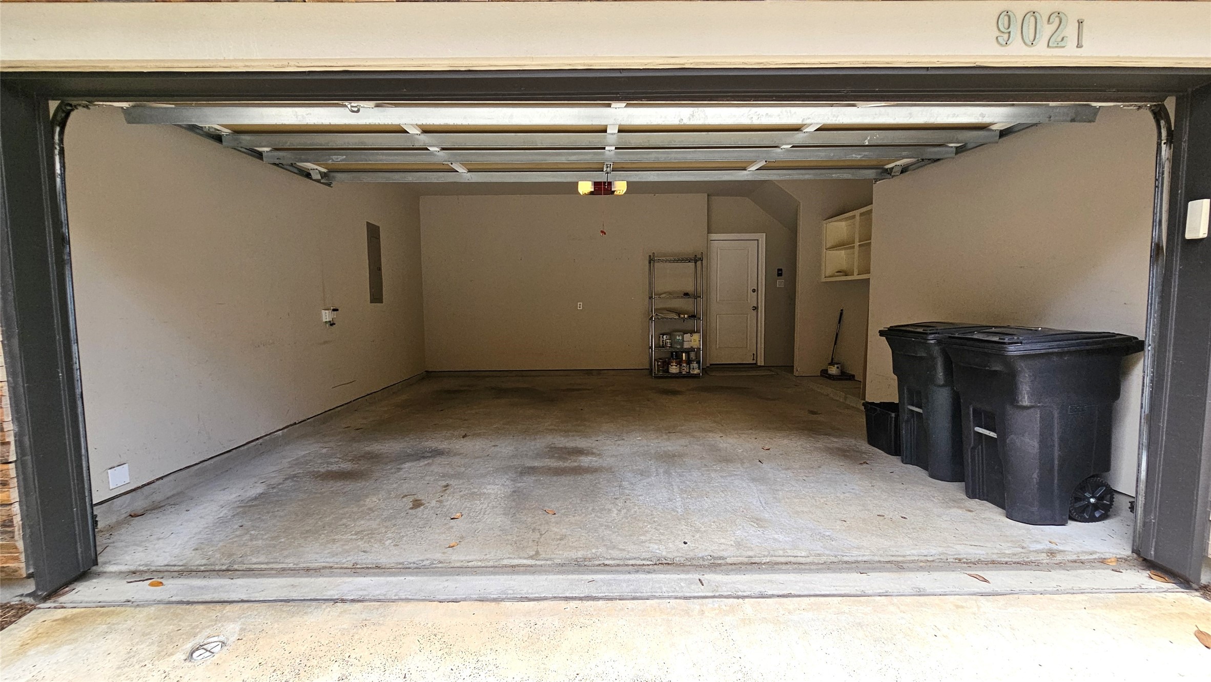 902 West 23rd Street, Unit I Houston, TX 77008 - Photo 25 of 36 a view of a garage