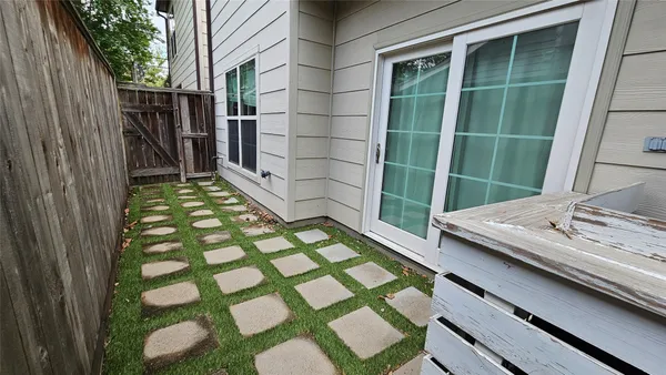 $2,900 | 902 West 23rd Street, Unit I, Houston, TX 77008