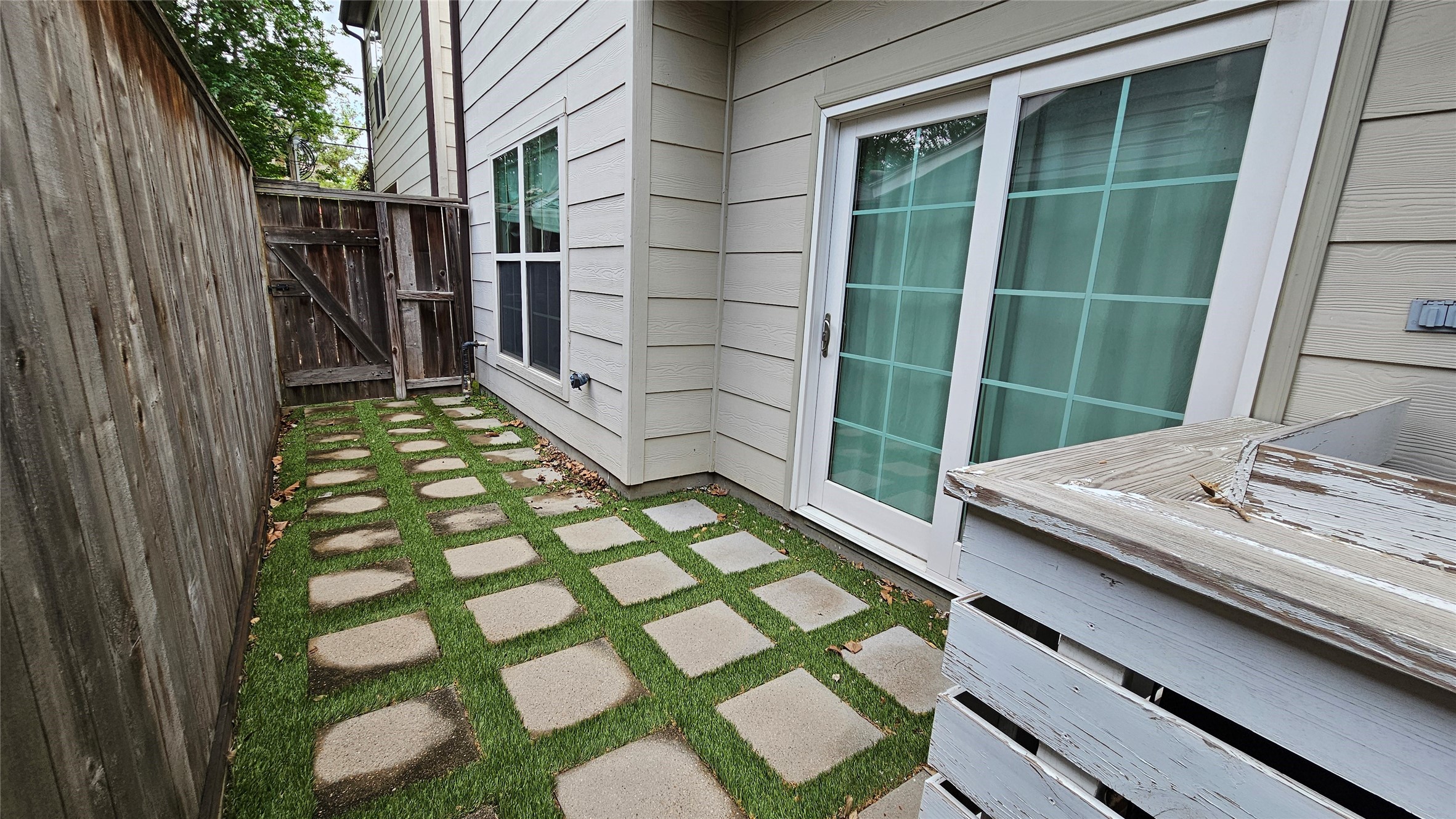 902 West 23rd Street, Unit I Houston, TX 77008 - Photo 29 of 36 Private patio via 2nd bedroom.