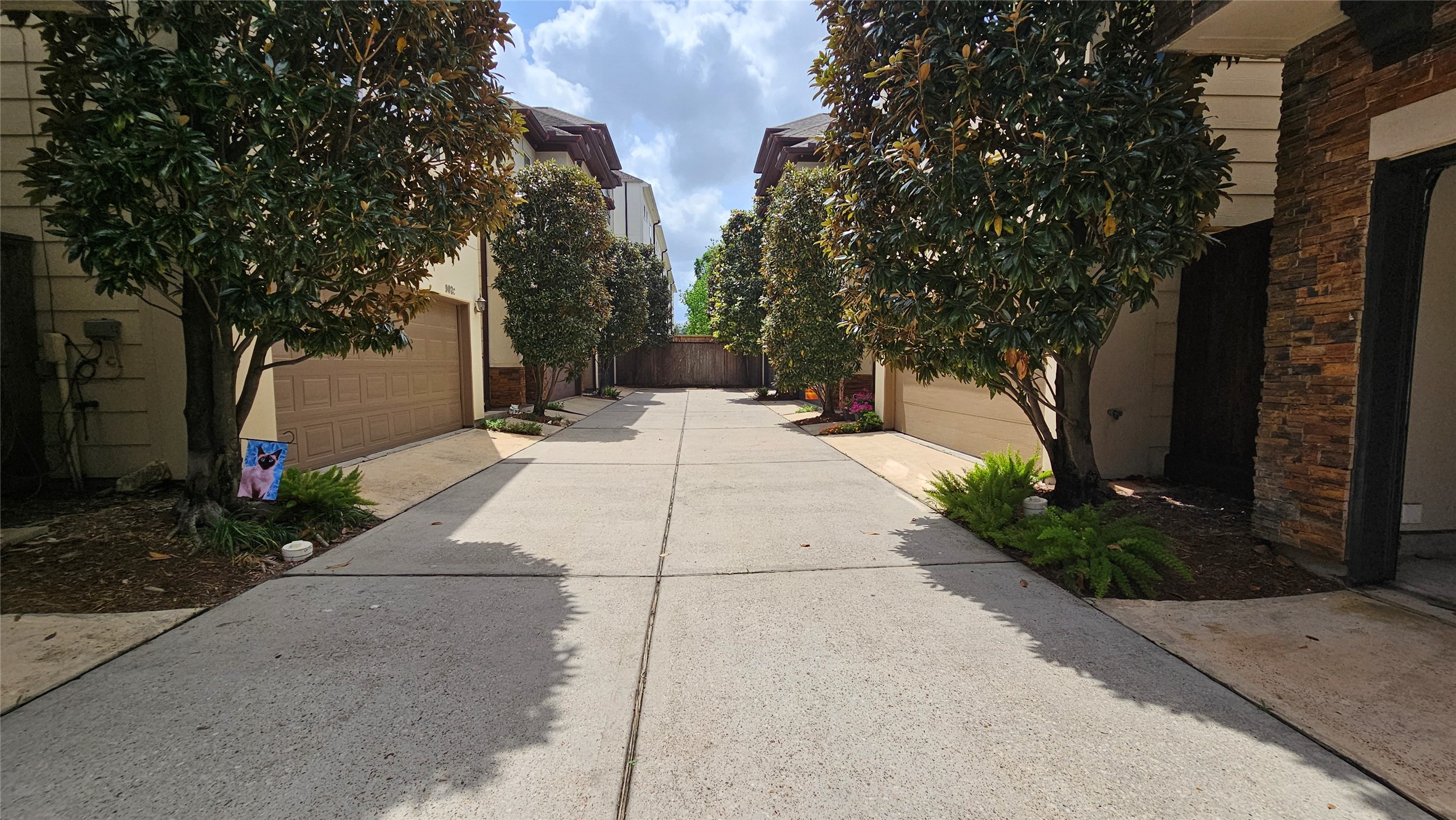 902 West 23rd Street, Unit I Houston, TX 77008 - Photo 31 of 36 Shared driveway among 10 units at 902 W 23rd St.
