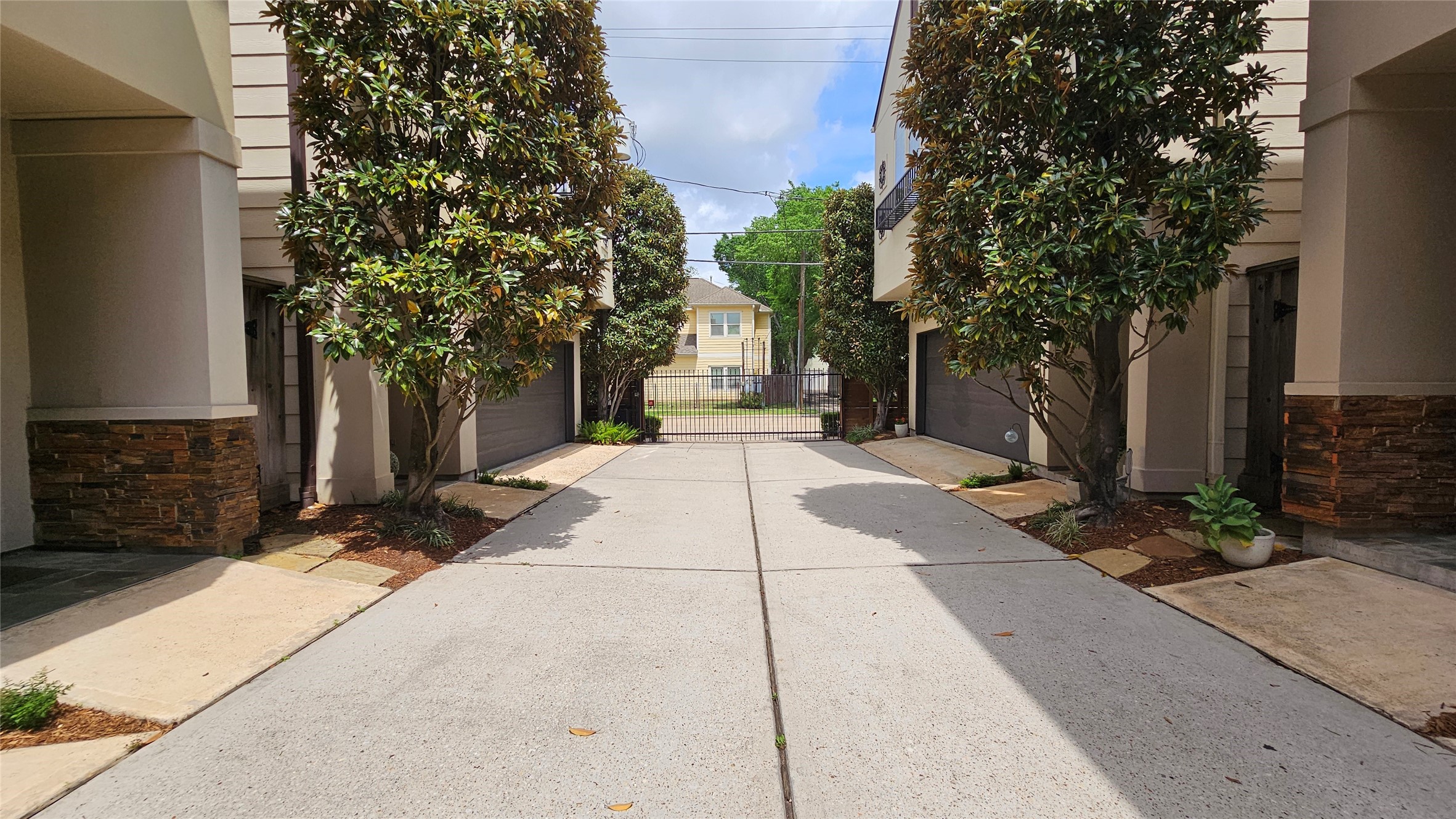 902 West 23rd Street, Unit I Houston, TX 77008 - Photo 32 of 36 a view of a house with a yard