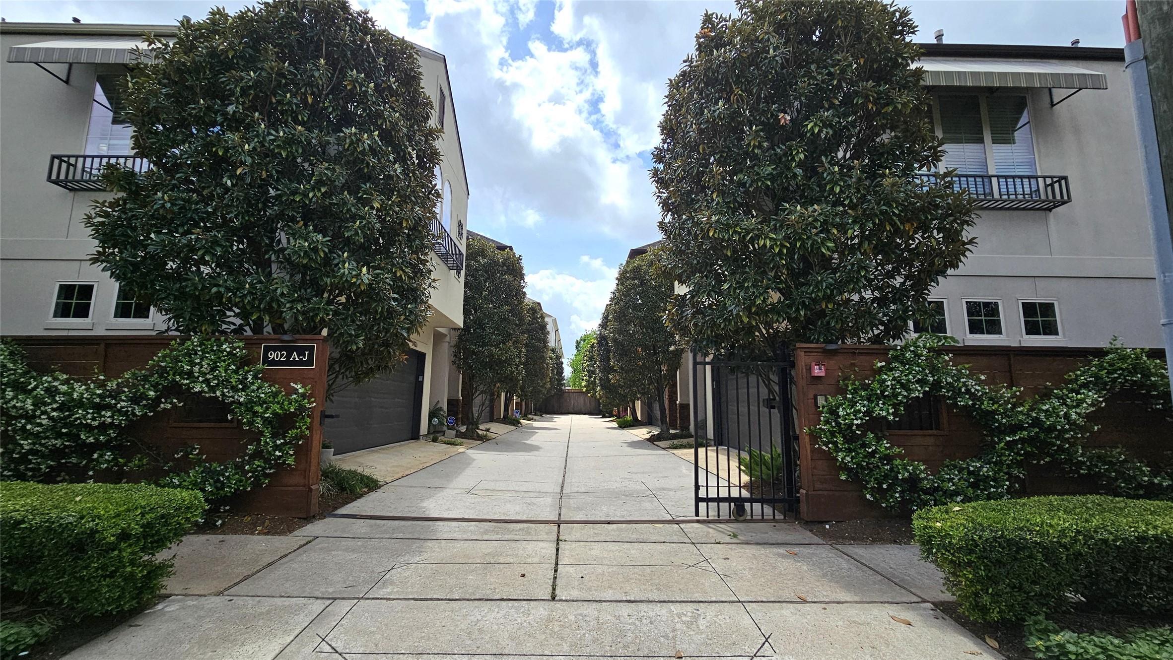 902 West 23rd Street, Unit I Houston, TX 77008 - Photo 33 of 36 a building with trees in front of it