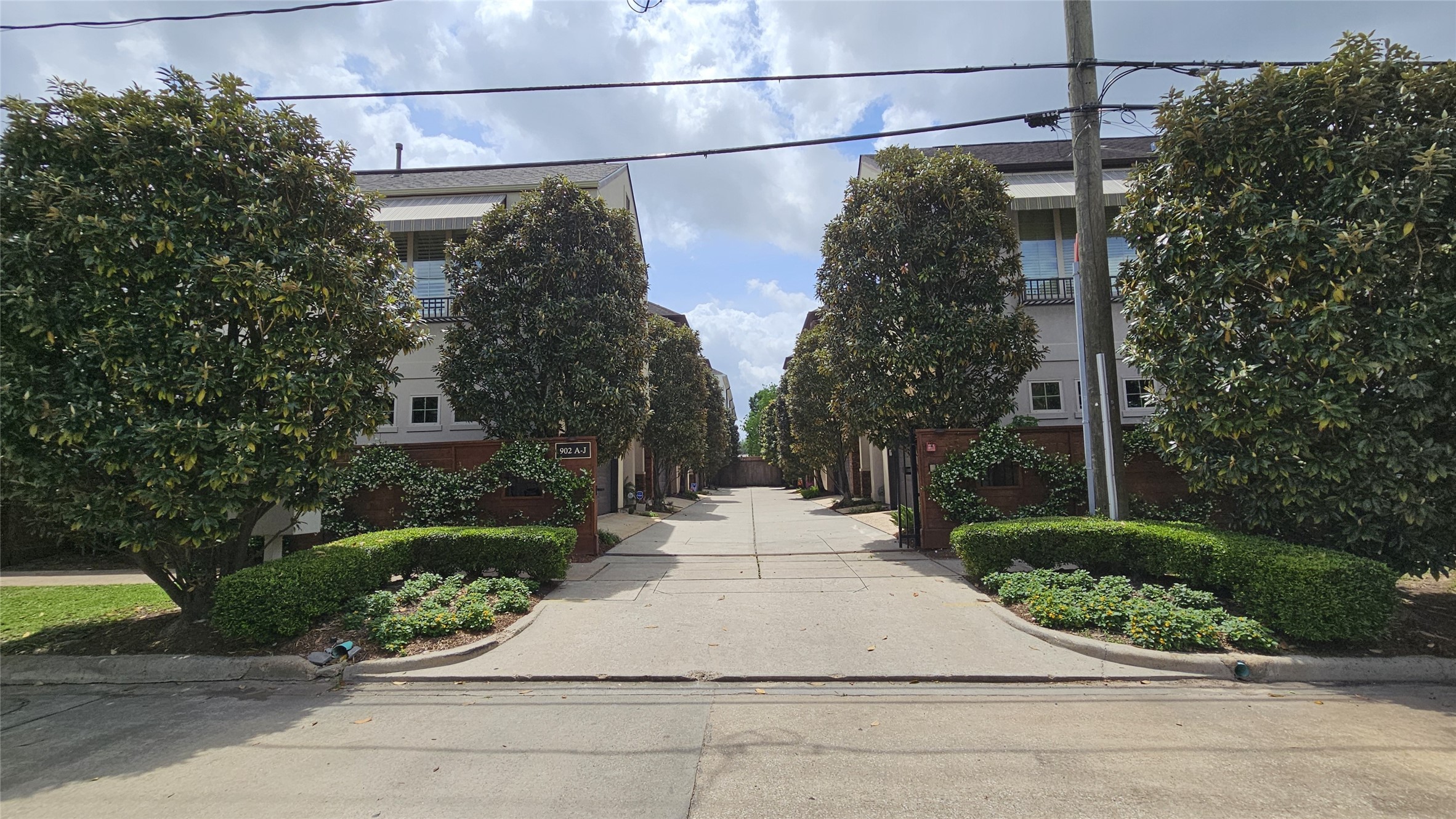 902 West 23rd Street, Unit I Houston, TX 77008 - Photo 34 of 36 Excellent Heights/Shady Acres location with curbside parking for guests.