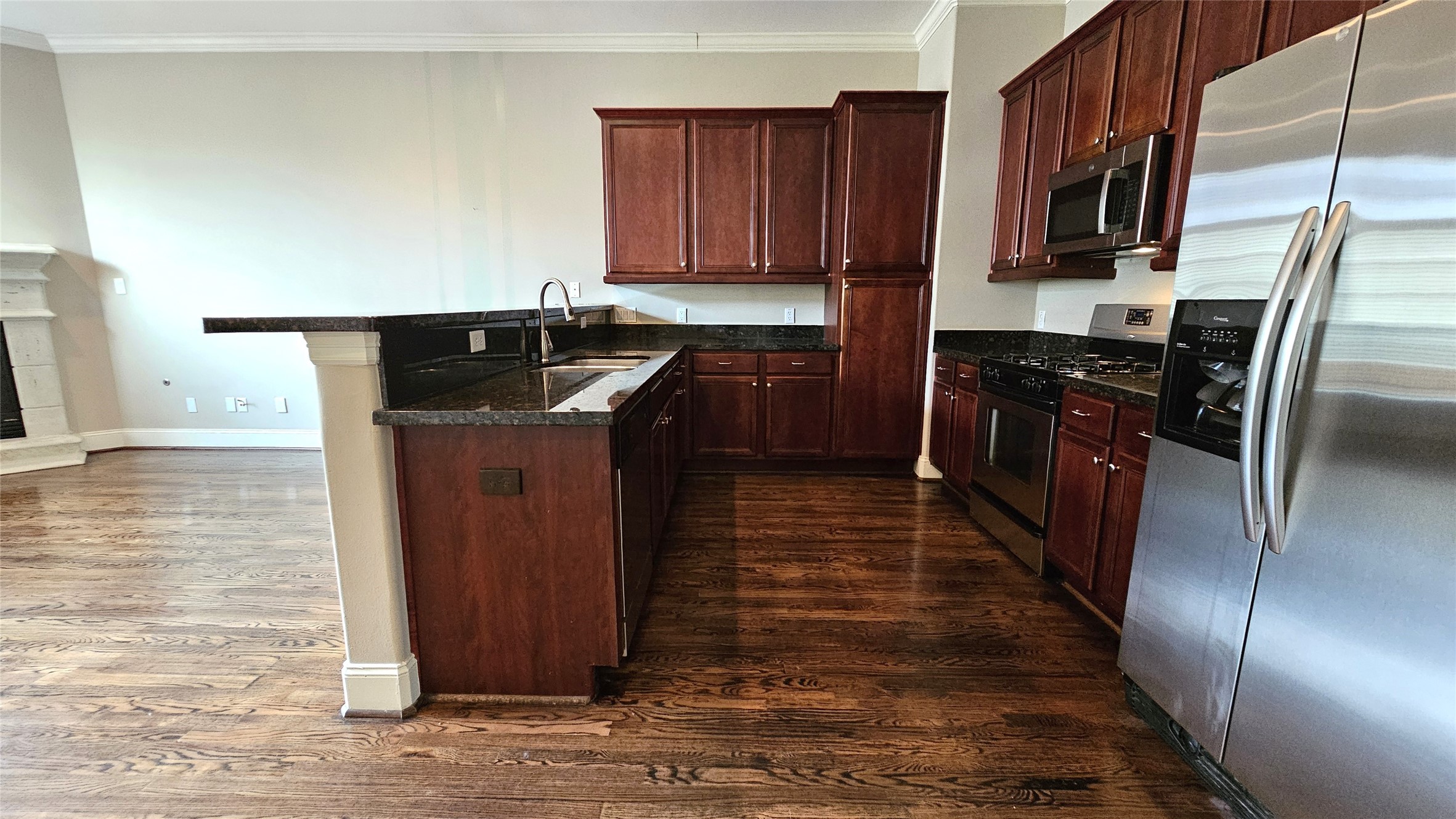 902 West 23rd Street, Unit I Houston, TX 77008 - Photo 6 of 36 a kitchen with stainless steel appliances granite countertop a stove a sink and a refrigerator