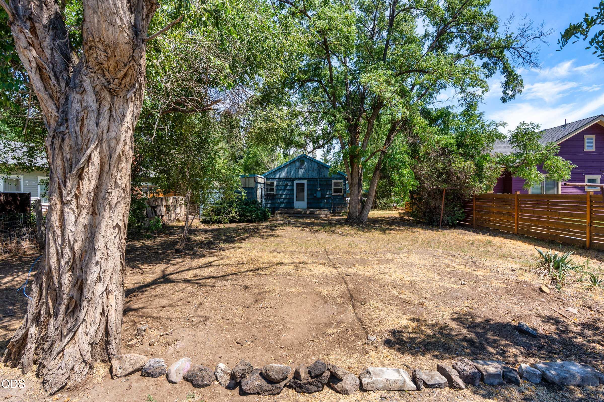 237 Southwest 9th Street Redmond, OR 97756 - Photo 5 of 38