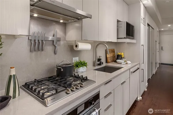 $409,000 | 590 1st Avenue South, Unit 702, Seattle, WA 98104