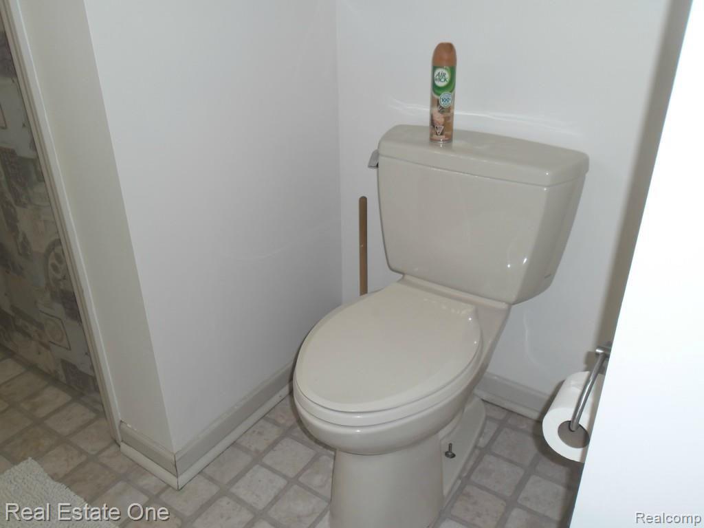 60065 Mt Vernon Road Rochester, MI 48306 - Photo 35 of 39 SAM_1035.jpg