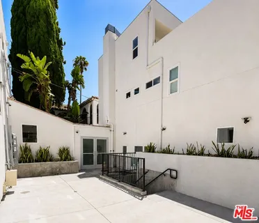 $2,784 | 1409 North Hobart Boulevard, Unit 101, Los Angeles, CA 90027