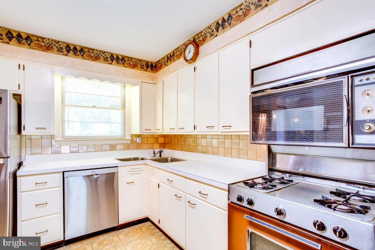 31 Cedarhill Road Randallstown, MD 21133 - Photo 22 of 64 Kitchen