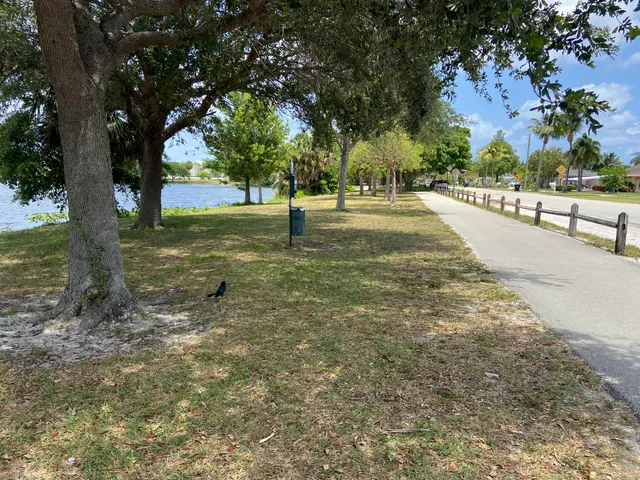 $1,400 | 2004 Lake Osborne Drive, Unit 4, Lake Worth Beach, FL 33461