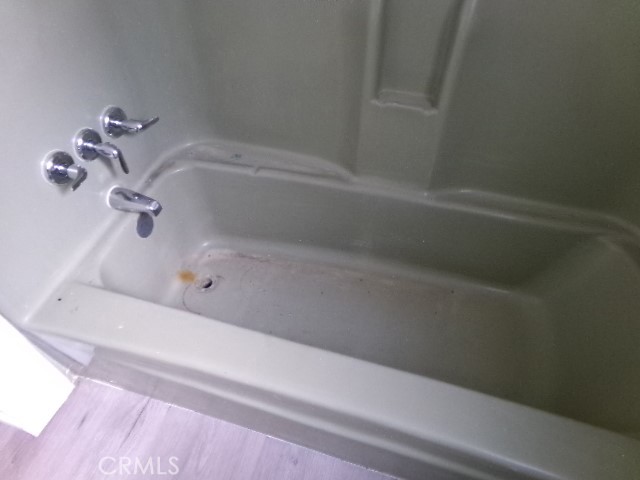 323 Ridgecrest Parkway Oroville, CA 95966 - Photo 11 of 35 a bathroom with a bathtub