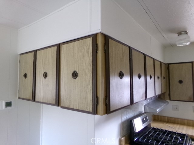 323 Ridgecrest Parkway Oroville, CA 95966 - Photo 15 of 35 a bathroom with a shower and a mirror