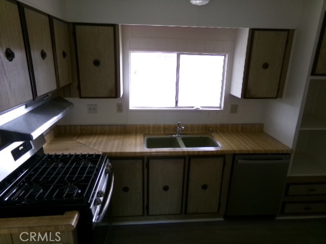 323 Ridgecrest Parkway Oroville, CA 95966 - Photo 17 of 35 a bathroom with a sink and a mirror