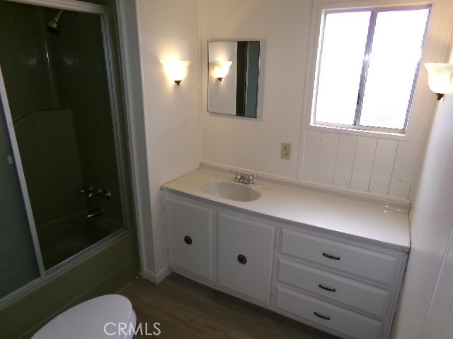 323 Ridgecrest Parkway Oroville, CA 95966 - Photo 23 of 35 a bathroom with a sink a toilet a mirror and bathtub