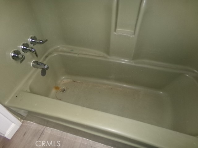 323 Ridgecrest Parkway Oroville, CA 95966 - Photo 10 of 35 a bathroom with a bathtub