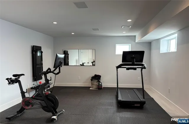 $7,000 | 391 B Undercliff Avenue, Unit B, Edgewater, NJ 07020