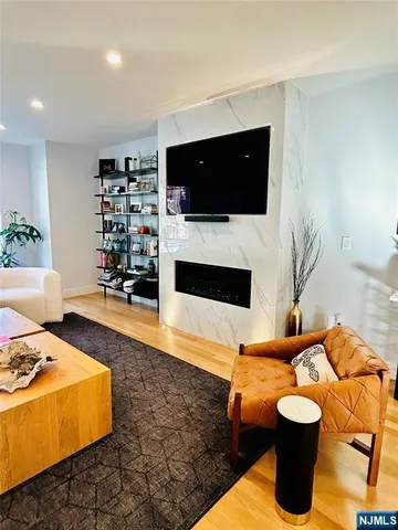 $7,000 | 391 B Undercliff Avenue, Unit B, Edgewater, NJ 07020