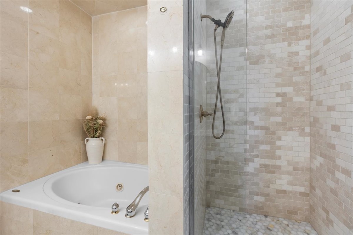 1132 West Wolfram Street, Unit 3 Chicago, IL 60657 - Photo 21 of 26 a bathroom with a bathtub