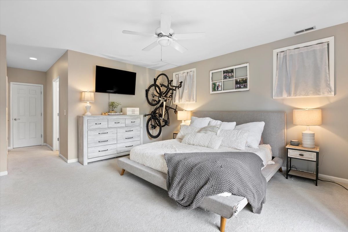 1132 West Wolfram Street, Unit 3 Chicago, IL 60657 - Photo 23 of 26 a bedroom with a bed and a tv