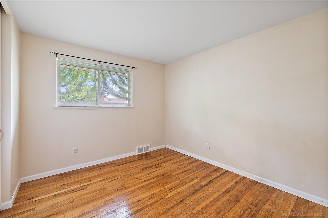 525 Meadow Lane Rochester, MI 48307 - Photo 22 of 33 50048594-21.JPG