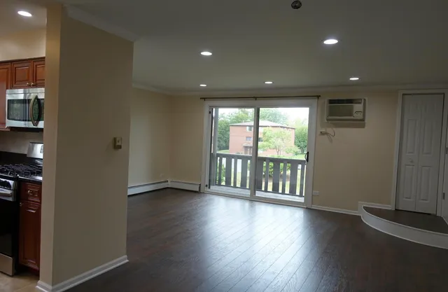 $1,895 | 629 West 65th Street, Unit 3, Westmont, IL 60559