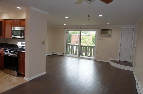 $1,895 | 629 West 65th Street, Unit 3, Westmont, IL 60559