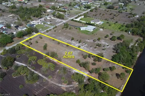 a view of a back yard with a street