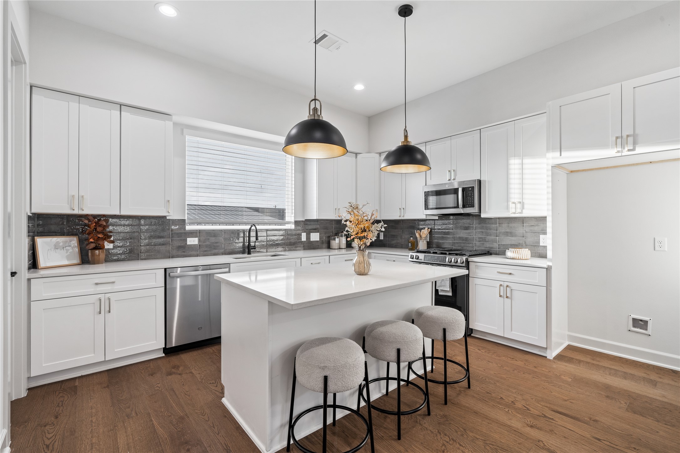 4708 Moving Meadows Houston, TX 77018 - Photo 18 of 40 This generous kitchen offers abundant counter space and storage, making it ideal for family gatherings and everyday essentials.