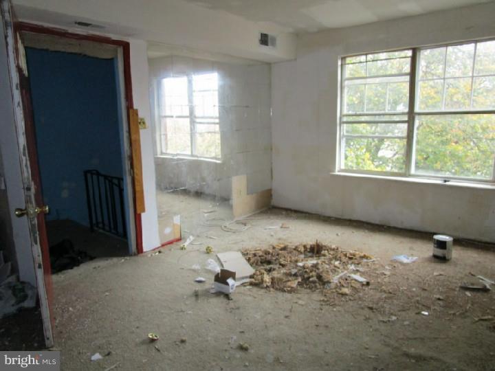 9433 Woodbridge Road Philadelphia, PA 19114 - Photo 18 of 25