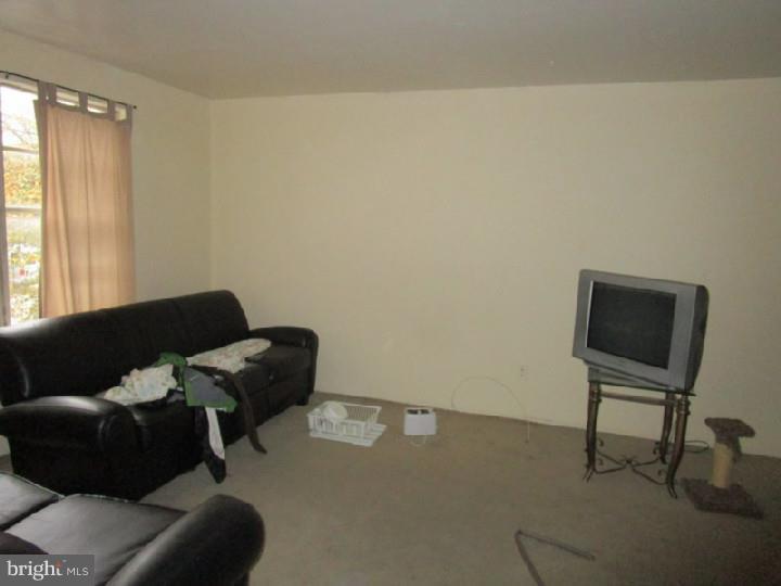 9433 Woodbridge Road Philadelphia, PA 19114 - Photo 7 of 25