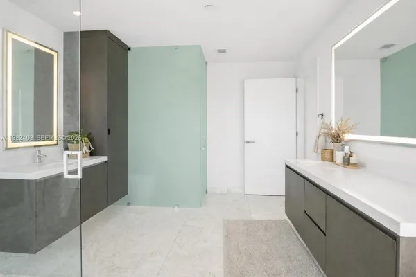 $9,800 | 851 Northeast 1st Avenue, Unit 4801, Miami, FL 33132