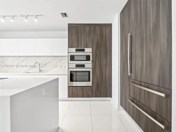 $9,800 | 851 Northeast 1st Avenue, Unit 4801, Miami, FL 33132