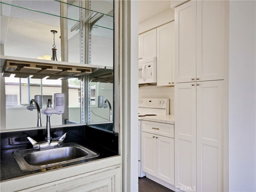 540 Kelton Avenue, Unit 204 Los Angeles, CA 90024 - Photo 6 of 15