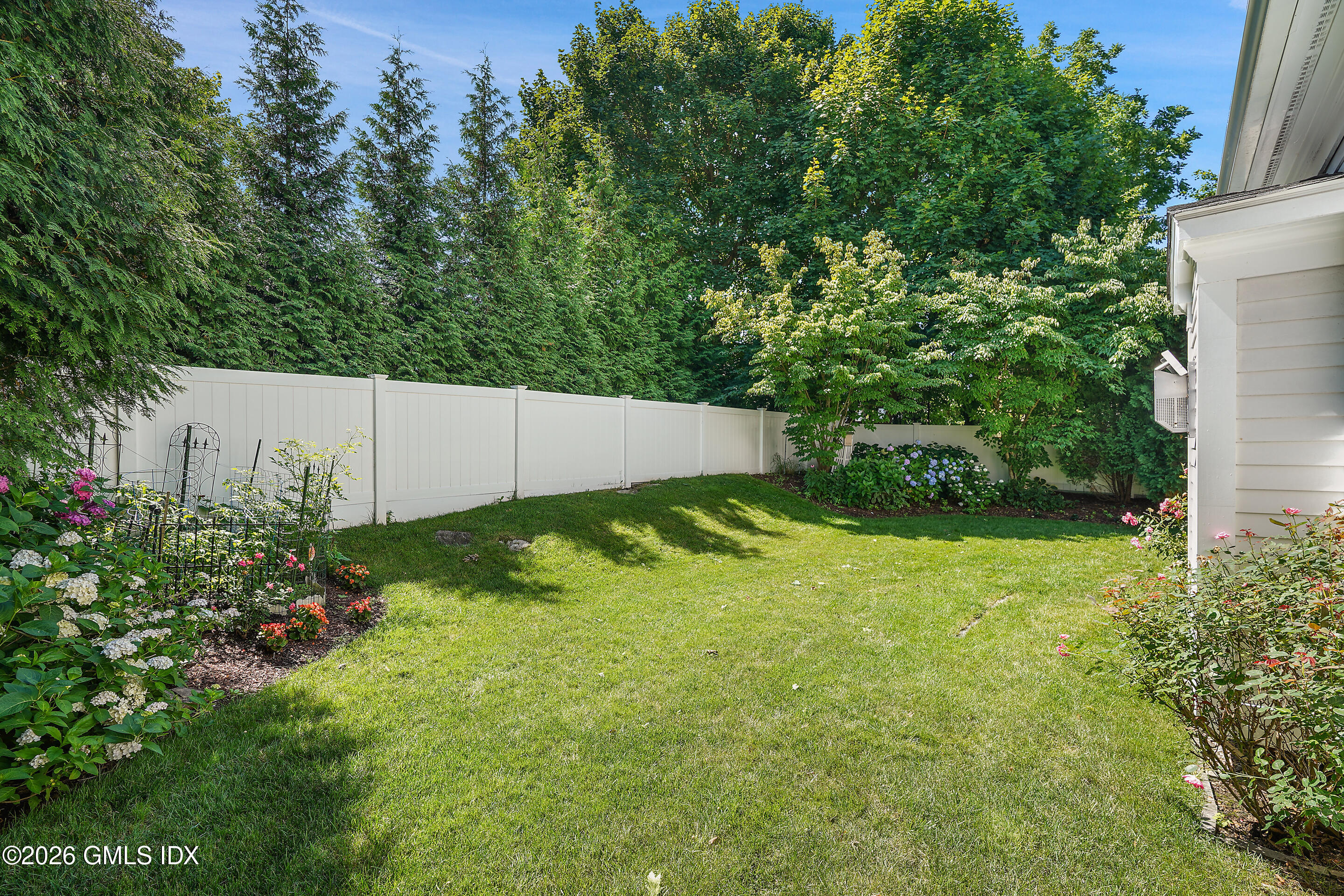 23 Riverside Lane Riverside, CT 06878 - Photo 28 of 31 Backyard & Gardens