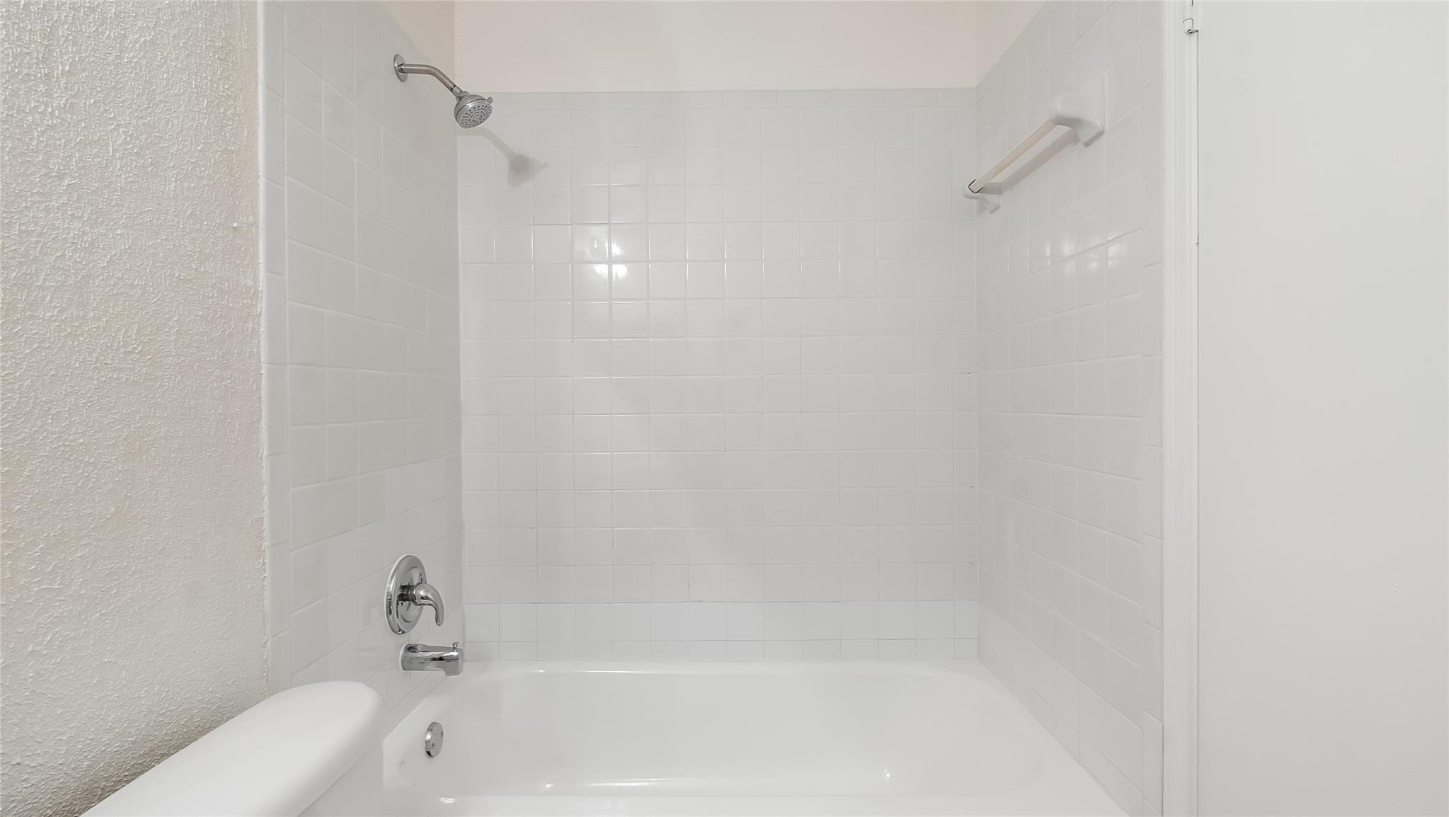 875 Riverside Drive, Unit 717 Coral Springs, FL 33071 - Photo 26 of 31 a bathroom with a bathtub