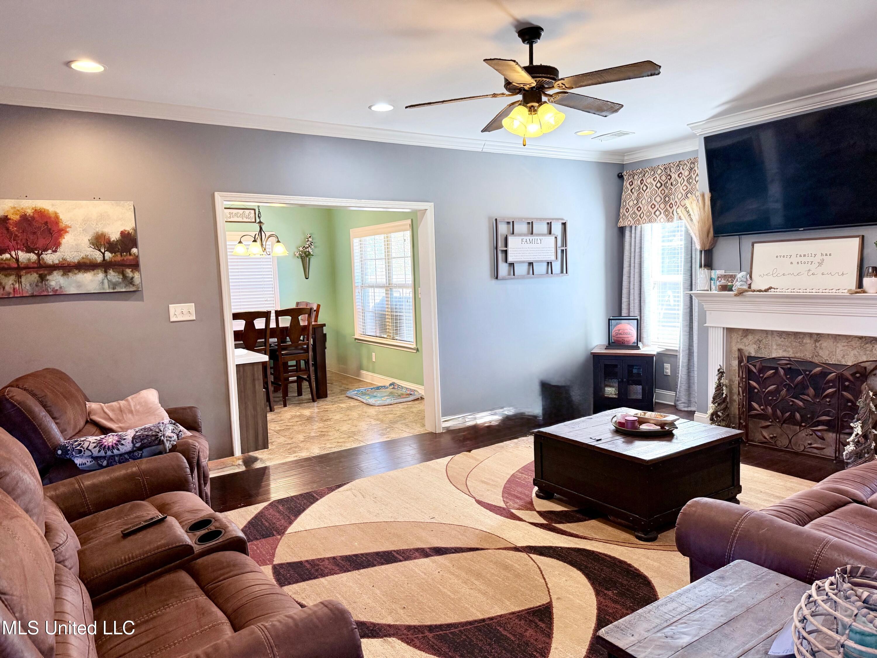 5540 Pinetree Loop South Southaven, MS 38672 - Photo 7 of 15 Living Room