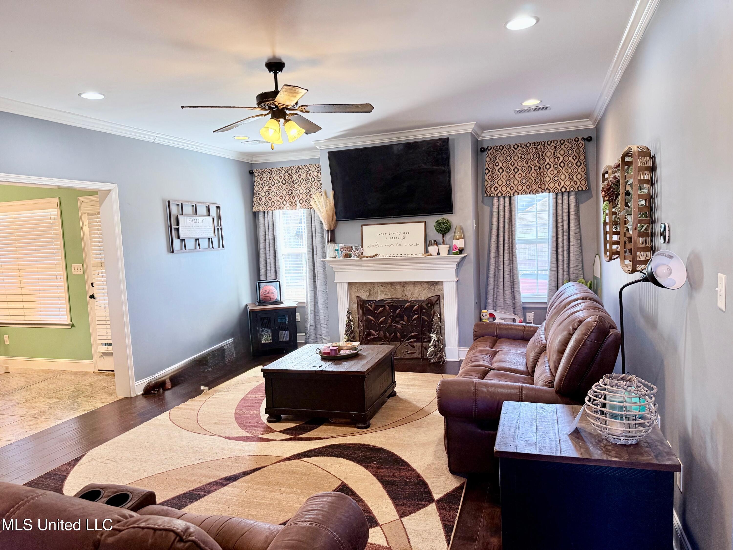 5540 Pinetree Loop South Southaven, MS 38672 - Photo 8 of 26 Living Room