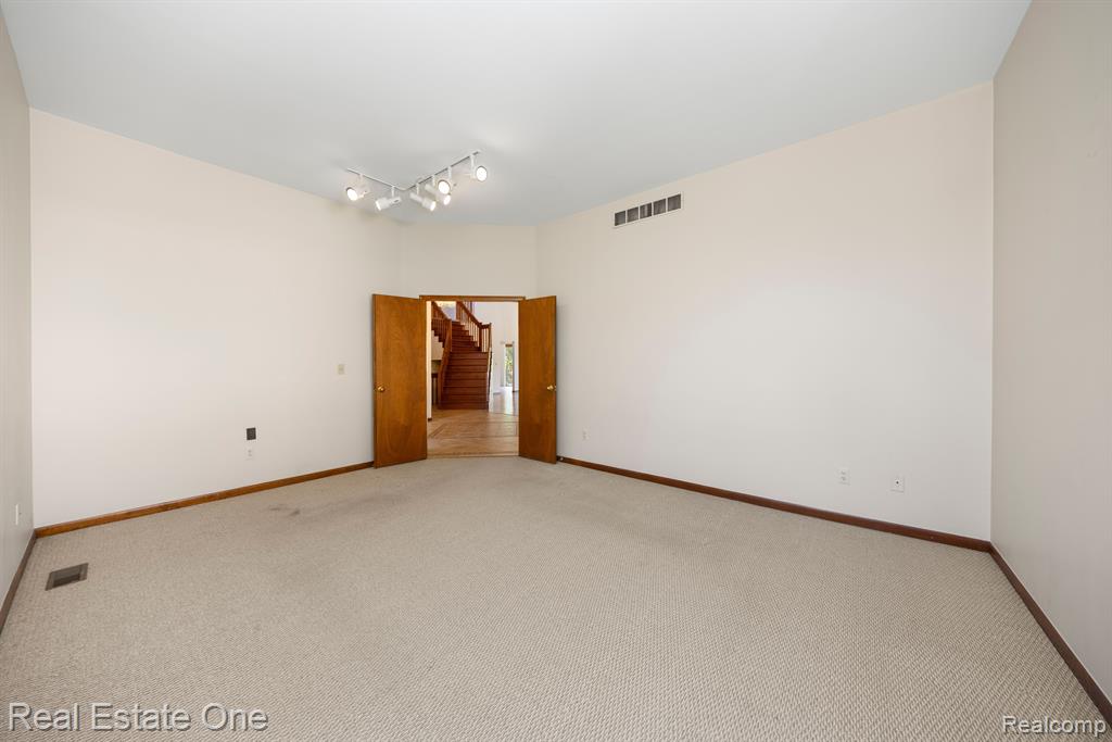30971 Country Ridge Circle Farmington Hills, MI 48331 - Photo 20 of 47